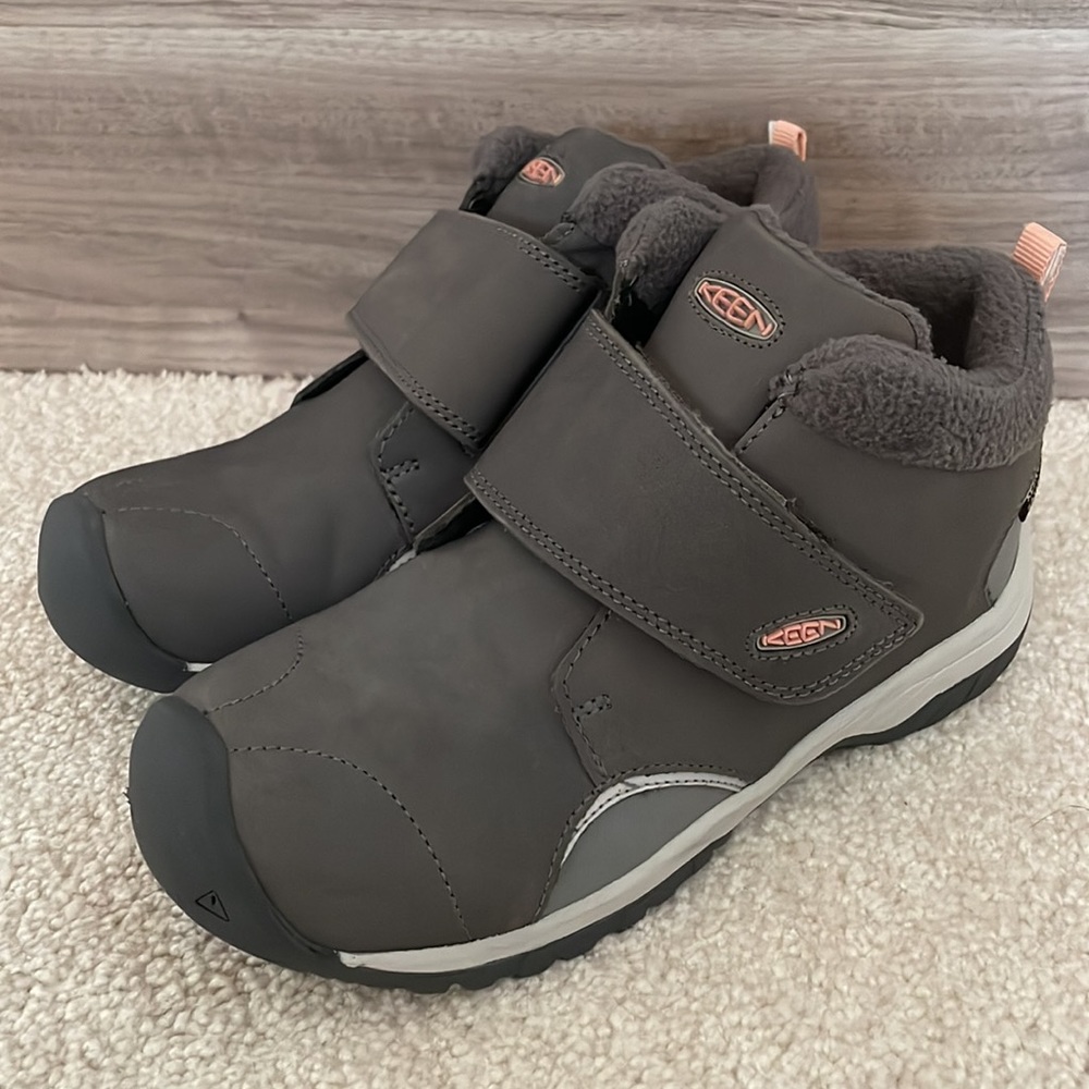 KEEN NWT little girl size 1 Kootenay III gray and pink winter boots.